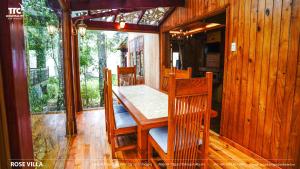 a dining room with a table and chairs in a house at TTC Dreamy Hill Resort - Unlimited Access to TTC World - Thung Lung Tinh Yeu in Da Lat