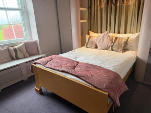 ein kleines Schlafzimmer mit einem Bett und einem Fenster in der Unterkunft Old Orleton Inn - Telford in Telford + 41 Fotos
