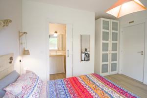 a bedroom with a bed with a colorful blanket at La Casa del Petirrojo de Ribamontan al Mar con Surf y Tranquilidad in Castanedo