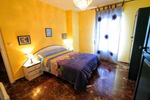 Łóżko lub łóżka w pokoju w obiekcie Apartamentos Turísticos La Fonda