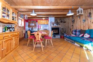 a kitchen and dining room with a table and chairs at Baita Lodge Valfreda in Falcade