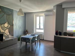 a kitchen and dining room with a table and chairs at Casa Luisa in Bellano