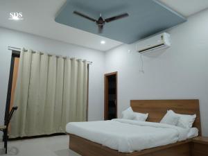 a bedroom with a bed and a ceiling fan at Hotel Chandra Hari Palace in Sānchor