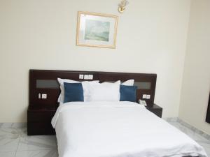 เตียงในห้องที่ Champion Hotel
