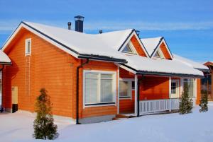 a house with snow on the roof at Tenutahko in Tahkovuori