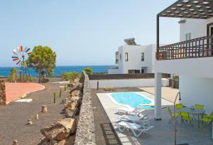 - Vistas a una casa con piscina y al océano en Villas Las Maretas, en Costa Teguise