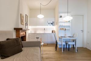 a living room with a table and a kitchen at La Torre - Luxury Rooms - Belgirate in Belgirate