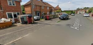eine Straße mit am Straßenrand geparkten Autos in der Unterkunft Reading Studio Flat in Caversham