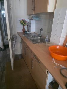 eine Küche mit Spüle und hölzerner Arbeitsplatte in der Unterkunft Reading Studio Flat in Caversham