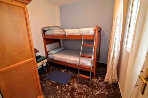 Łóżko lub łóżka w pokoju w obiekcie Apartamentos Turísticos La Fonda