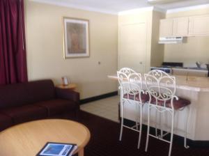 Kuchyň nebo kuchyňský kout v ubytování Days Inn by Wyndham Destin