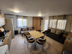 ein Wohnzimmer mit einem Tisch und einem Sofa in der Unterkunft CasaMari in Corbu