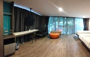 a living room with a couch and a table in a room at BB Glass House Pattanakrn บีบี กลาสเฮ้าส์ พัฒนาการ in Bangkok +52 photos