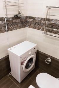 ノヴォシビルスクにあるApartments Domant Romanova 60のバスルーム(洗濯機、トイレ付)