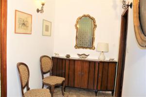 a room with a table and chairs and a mirror at Corte Emo in Venice