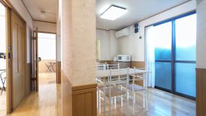 a kitchen and dining room with a table and chairs at GATE80長崎 坂の街長崎 無人宿 完全セルフ 予約メッセージ欄確認要す スマートロック 暗証番号チェックイン 素泊まり専門 アメニティ持参で格安滞在 セコム24h監視 駐車場4台 in Nagasaki
