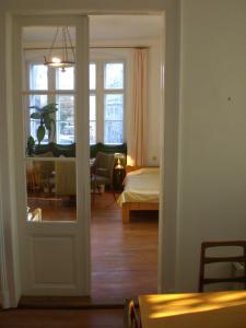 Zimmer mit einem Schlafzimmer und einem Wohnzimmer in der Unterkunft Apartment NiNi in Wien