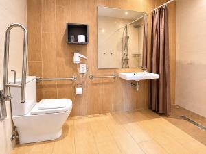 ein Badezimmer mit Toilette, Waschbecken und Spiegel in der Unterkunft Hostal Centric in Barcelona + 58 Fotos
