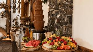 a table with two plates of fruits and vegetables at DWOREK MYŚLIWSKI HUBERT- przy samych Termach Bania i Stoku Narciarskiego Kotelnica, na miejscu wypożyczalnia nart, rowerów elektrycznych w atrakcyjnej cenie dla gości in Białka Tatrzańska