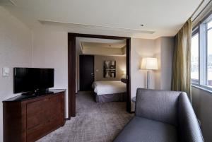 a hotel room with a television and a bed at K Hotel - Yunghe in Yonghe