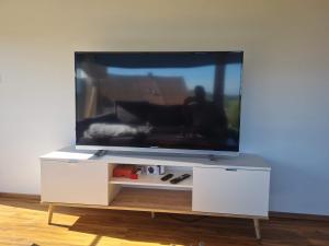 a flat screen tv sitting on a white entertainment center at 5lakes & nature in Starnberg