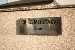 a sign on the side of a building at Villa Montalvo Beach-Piscina climatizada in Montalvo