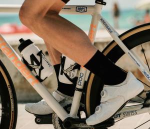 ein Mann mit seinen Beinen auf einem Fahrrad mit seinen Schuhen in der Unterkunft Hotel Helios Lloret in Lloret de Mar