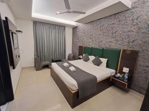 a bedroom with a large bed in a room at Hotel Chandigarh Grand in Chandīgarh