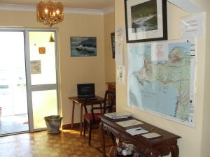 TV a/nebo společenská místnost v ubytování Achill West Coast House