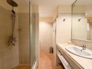 ein Badezimmer mit Waschbecken und Dusche in der Unterkunft Coco Grande Hotel in Dumaguete + 33 Fotos