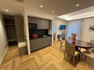 a kitchen and dining room with a table and chairs at Hotel Eden in Bibione