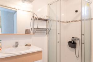 a bathroom with a sink and a shower at L'Authentique Maison Béarnaise in Lagor