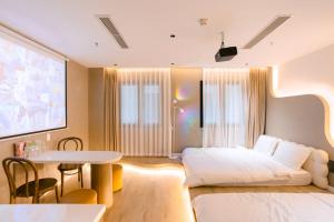 a hotel room with a bed and a table and a dining room at UMEE Homestay in Thôn Trường Giang