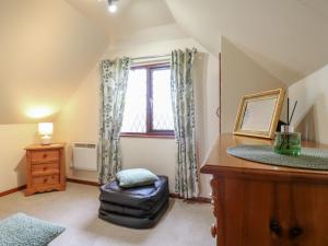 a room with a desk and a window at Barclay Cottage in Ashford