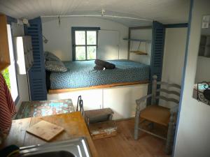 a small room with a bed and a table at Roulotte nature in Salernes