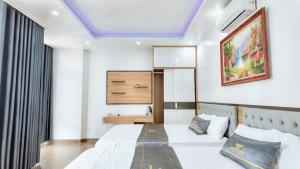 a hotel room with a bed and a mirror at Phượng Sơn Hotell in Sầm Sơn