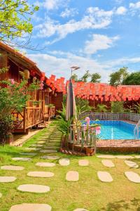 a backyard with a swimming pool and an umbrella at Co To Victory Homestay in Chung Cap