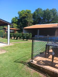 a chain link fence in front of a yard at Recanto Lyra in Indaiatuba
