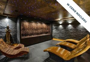 a room with chairs and a statue of a man at Prawdzic Family Resort & Wellness in Gdańsk