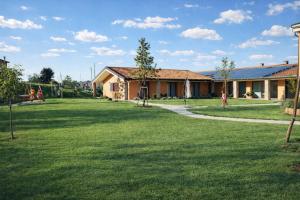 a house with a lawn in front of it at Agriturismo Verdecielo in Padova