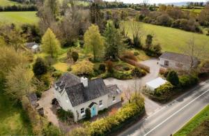 an aerial view of a house with a driveway at 2 bed cottage, in the Wicklow Mountains in Tinahely