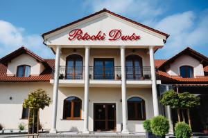 a building with a sign that reads fiddler dudley at Potocki Dwór in Jędrzejów