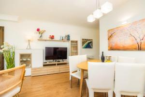 a kitchen and dining room with a table and chairs at Ana Playasol in Port d'Alcudia