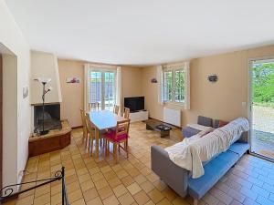 a living room with a couch and a table at La Villa Santranges in Châtillon-sur-Loire