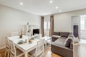 a living room with a couch and a table at 2-bedroom Gem Central Odivelas in Odivelas