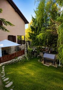 a yard with a bench and a house at Cabana Brazilor in Câmpina +11 photos
