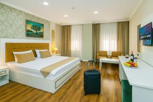 Llit o llits en una habitació de Maris Hotel Baku 27 fotos més