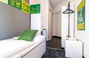 Un pat sau paturi într-o cameră la SLEEEP Hotel Wiener Neudorf