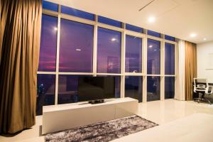 ein Wohnzimmer mit einem großen Fenster und einem Flachbild-TV in der Unterkunft Platinum One Suites in Colombo