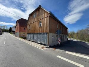 a building sitting on the side of a road at Glücksschmiede Hennersdorf in Dippoldiswalde